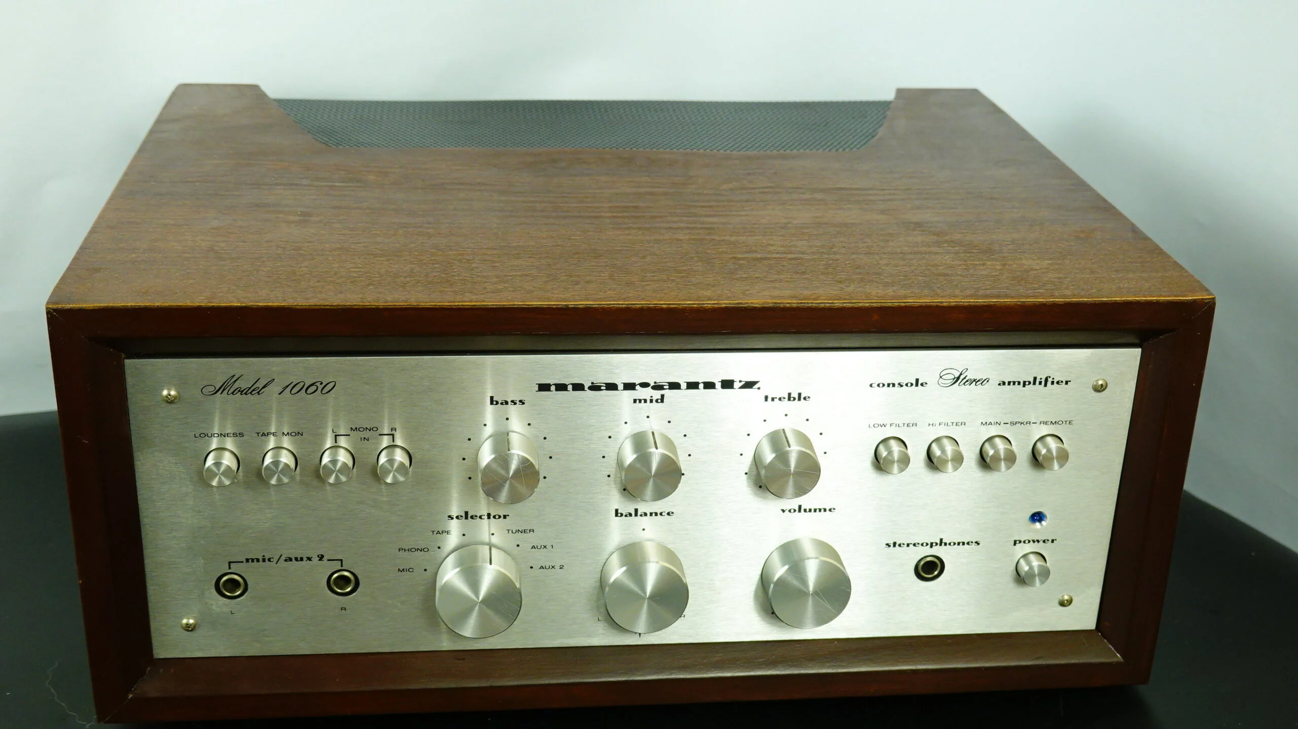Marantz Model 1060 Amplifier - Image 2