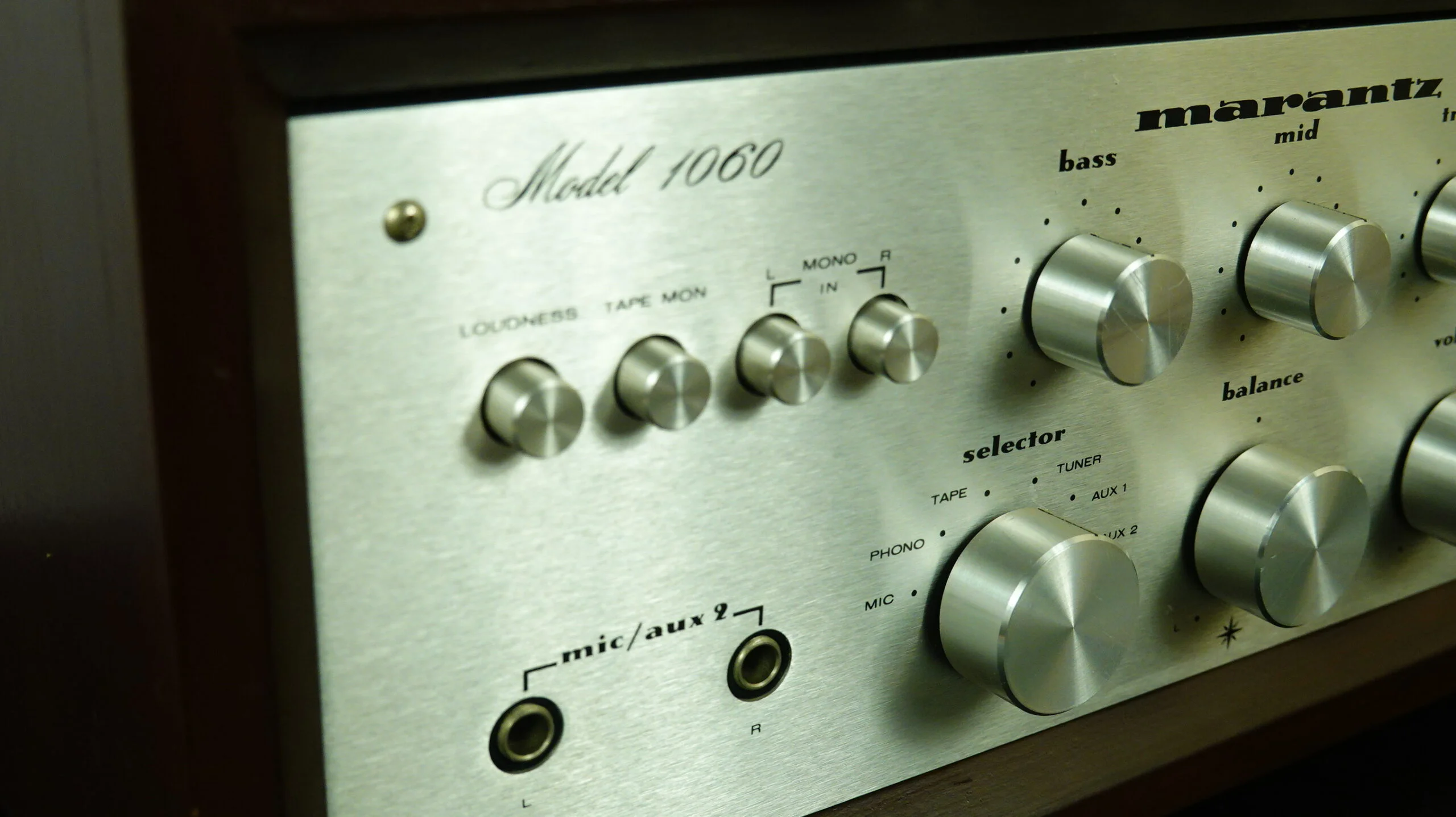 Marantz Model 1060 Amplifier - Image 3