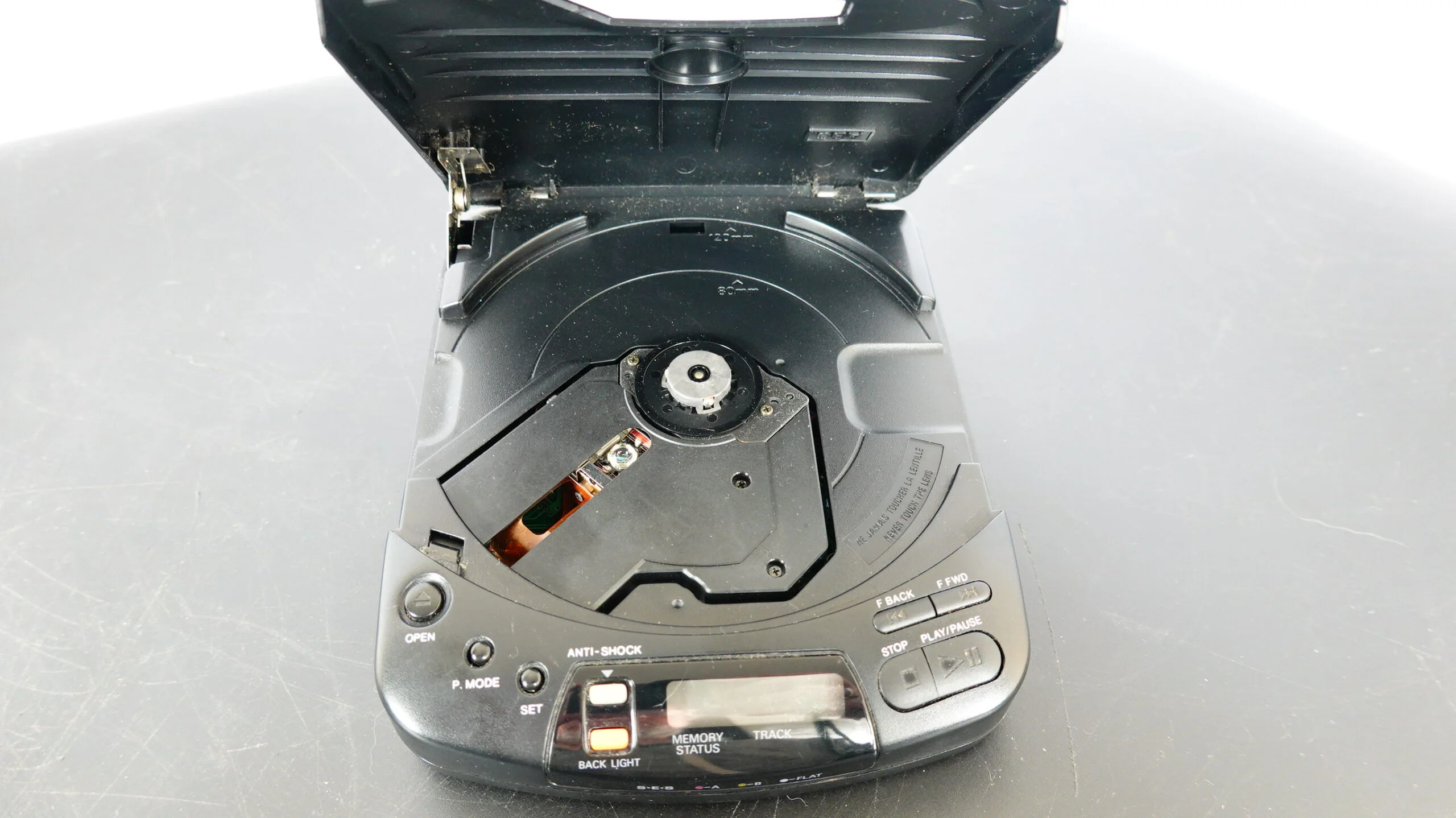 SANYO CDP-60 portable CD player - Image 2