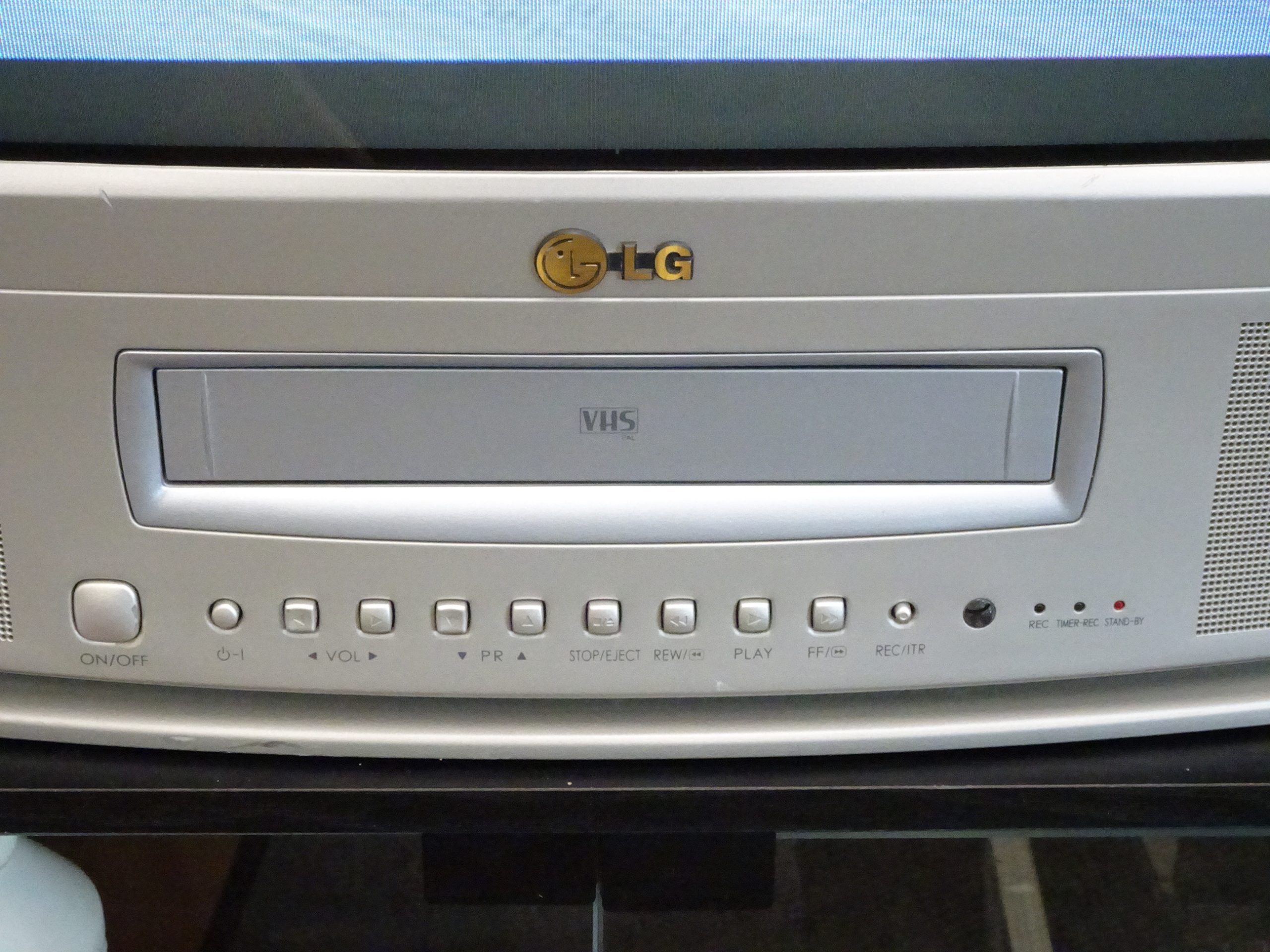 20" LG CRT TV with VHS Recorder - Image 3